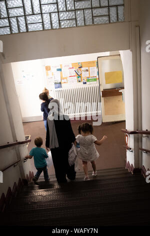 Hambourg, Allemagne. 07Th Aug 2019. Deux mères et leurs enfants à pied à travers l'escalier d'une garderie à la sortie. Crédit : Christian Charisius/dpa/Alamy Live News Banque D'Images