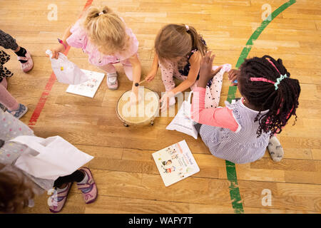 Hambourg, Allemagne. 07Th Aug 2019. Les filles jouent dans le gymnase d'une école maternelle. Crédit : Christian Charisius/dpa/Alamy Live News Banque D'Images