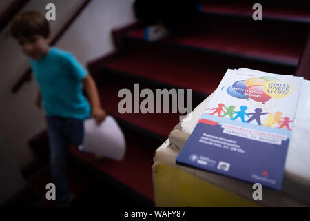 Hambourg, Allemagne. 07Th Aug 2019. Une fiche de renseignements sur le thème "Les enfants ont des droits" peut être trouvé dans l'escalier d'une école maternelle. Crédit : Christian Charisius/dpa/Alamy Live News Banque D'Images