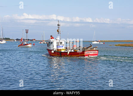 Un bateau de pêche côtière, de partir de la North Norfolk port de Wells-next-the-Sea, Norfolk, Angleterre, Royaume-Uni, Europe. Banque D'Images