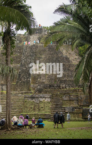 LAMANAI, BELIZE, LE 15 JANVIER 2018 : les touristes observer et monter sur le temple maya de Lamanai au Belize. Banque D'Images