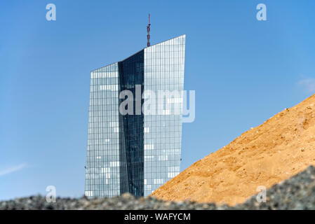 Vue depuis le à l'Osthafen Banque centrale européenne (BCE) à Francfort avec le sable et la roche concassée dump dans l'avant-plan. Banque D'Images