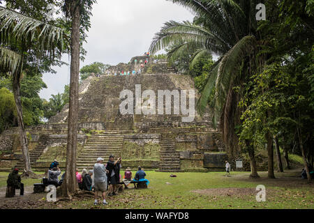 LAMANAI, BELIZE, LE 15 JANVIER 2018 : les touristes observer et monter sur le temple maya de Lamanai au Belize. Banque D'Images