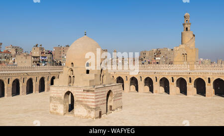 Cour intérieure de la mosquée Ibn Tulun historique avec fontaine d'ablution et le minaret, Sayyida Zaynab district, Le Caire, Égypte médiévale Banque D'Images