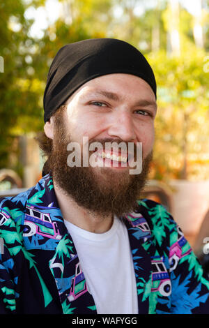 Portrait of smiling young man with beard et foulard Banque D'Images