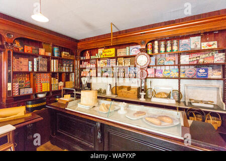 L'intérieur bien garni de Gwalia Stores de 1880 à St Fagans Musée National de l'histoire du pays de Galles, Cardiff, Pays de Galles, Royaume-Uni Banque D'Images