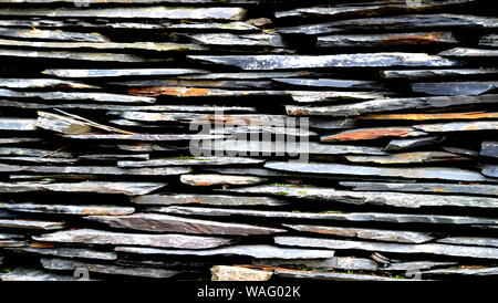Close-up vue détaillée d'un vieux mur en pierre traditionnel construit à partir de schiste Piodão, faite de roches de schiste, pile l'un des villages de schiste du Portugal dans le Banque D'Images