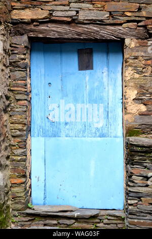 Cadre rustique en bois taillées à la main dans la porte d'un mur de pierre construit à partir de schiste Piodão, faite de roches de schiste, pile l'un des villages de schiste du Portugal dans l'Adle Banque D'Images