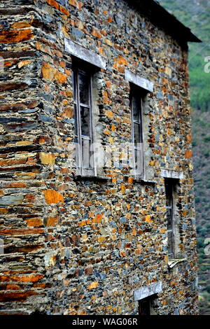 Cadre rustique en bois taillées à la main dans la fenêtre d'un mur de pierre construit à partir de schiste Piodão, faite de roches de schiste, pile l'un des villages de schiste du Portugal dans l'Al Banque D'Images