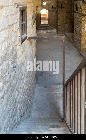 La lumière du jour extérieur tourné de vieilles briques pierres abandonnées sultan Qalawun entourant le passage situé au Complexe Al Moez Street, Le Caire, Egypte Banque D'Images