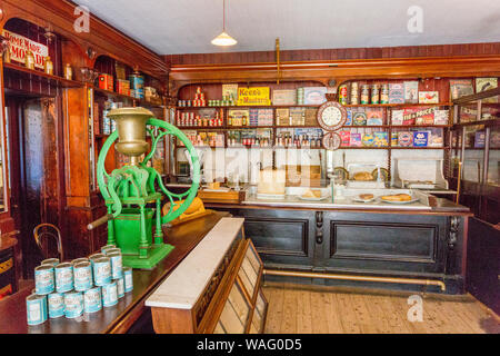 L'intérieur bien garni de Gwalia Stores de 1880 à St Fagans Musée National de l'histoire du pays de Galles, Cardiff, Pays de Galles, Royaume-Uni Banque D'Images