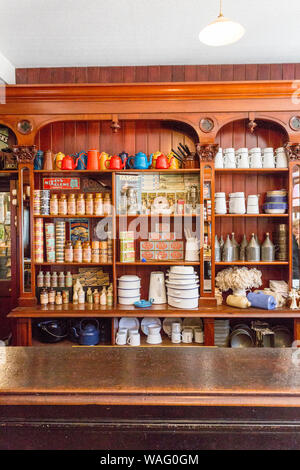 L'intérieur bien garni de Gwalia Stores de 1880 à St Fagans Musée National de l'histoire du pays de Galles, Cardiff, Pays de Galles, Royaume-Uni Banque D'Images