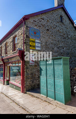 Gwalia Stores à partir de 1880 et de l'urinoir de plein air à St Fagans Musée National de l'histoire du pays de Galles, Cardiff, Pays de Galles, Royaume-Uni Banque D'Images