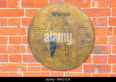 Winnie plaque sur mur de Tilshead Village Hall à Tilshead, près de Salisbury, Wiltshire, Royaume-Uni en août Banque D'Images