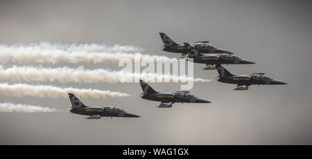 Cinq Jets L-39 Albatros de la voltige aérienne Breitling Jet Team en vol avec des traînées de fumée blanche Banque D'Images