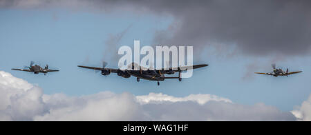 Battle of Britain Memorial Flight avec avion bombardier Lancaster et Hurricane et Spitfire de la Seconde Guerre mondiale Les avions de combat dans le ciel Banque D'Images