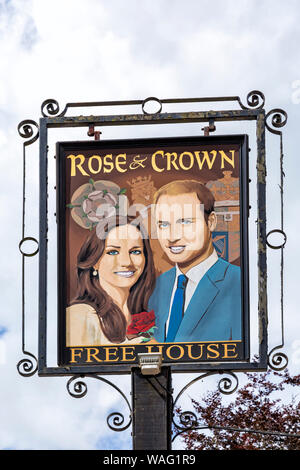 Rose & Crown pub maison libre de signer avec Will et Kate à Tilshead, près de Salisbury, Wiltshire, Royaume-Uni en août Banque D'Images