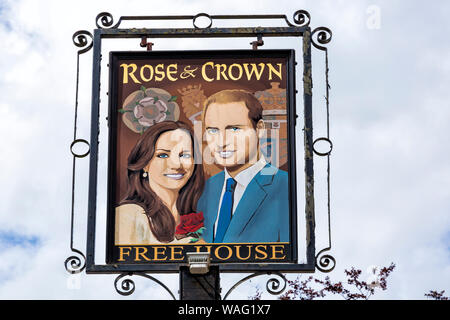 Rose & Crown pub maison libre de signer avec Will et Kate à Tilshead, près de Salisbury, Wiltshire, Royaume-Uni en août Banque D'Images