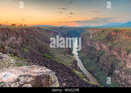 Taos, New Mexico, USA à Rio Grande Gorge Pont sur le Rio Grande au crépuscule. Banque D'Images