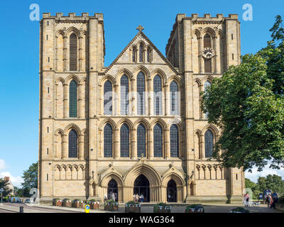 En été, la cathédrale de Ripon Ripon North Yorkshire Angleterre Banque D'Images