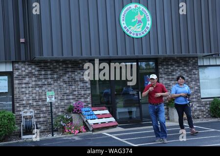 (190820) -- le Wisconsin, 20 août 2019 (Xinhua) -- Jiang Mingtao quitte son bureau avec son collègue et des chefs pour ses terres agricoles ginseng, situé à 13 kilomètres de là, dans le Wisconsin, aux États-Unis, le 13 août 2019. Mingtao Jiang, qui se tient à son champ, le ginseng a fait un choix difficile de garder la culture pour une année de plus. L'entreprise d'un producteur de ginseng en Marathon County, Wisconsin, peut être juste une autre victime dans une mer de la difficulté des entreprises américaines et les exploitations agricoles en raison de la poursuite des tensions commerciales lancées par Washington contre Pékin. Pour ALLER AVEC : Soucis de ginseng à un agriculteur (Yucheng Garden Banque D'Images