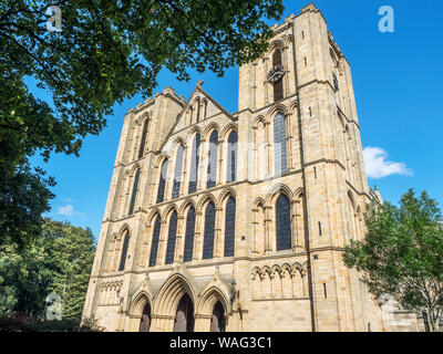 En été, la cathédrale de Ripon Ripon North Yorkshire Angleterre Banque D'Images