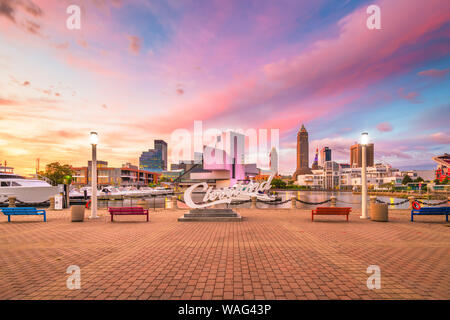 AUGUS1 10, 2019 - CLEVELAND, Ohio : l'horizon historique du centre-ville de Cleveland de Voinovich Bicentennial Park tôt le matin. Banque D'Images