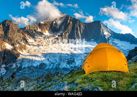 Tente de randonnée dans les Alpes italiennes Banque D'Images