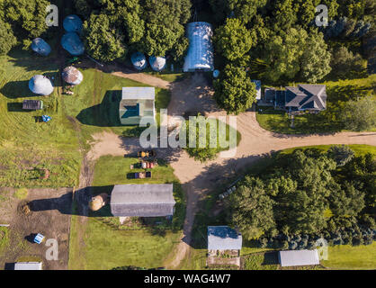 Vue aérienne vers le bas de la maison de ferme et granges sur acrage agricole et ferme. Banque D'Images