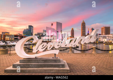 AUGUS1 10, 2019 - CLEVELAND, Ohio : l'horizon historique du centre-ville de Cleveland de Voinovich Bicentennial Park tôt le matin. Banque D'Images