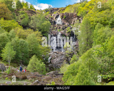 28 Mai 2019 : Lake Vyrnwy, Powys, Wales - Rhiwargor ou Cascade Rhyd-y-Pistyll meincau Eiddew, sur la rivière, au-dessus du lac Vyrnwy. Banque D'Images