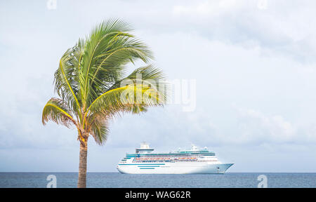 NASSAU, Bahamas - septembre, 06, 2014 : Royal Caribbean's ship, Majesté des mers, voiles dans le port de la Bahamas le 06 septembre, 2014 Banque D'Images