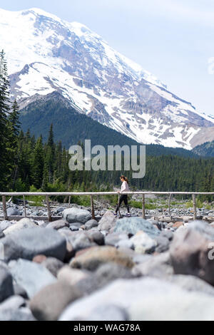 Randonneur est de traverser le pont à Mt Rainier National Park Banque D'Images