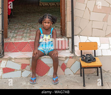 La Havane, Cuba - 09 avril, 2019 : une porte avec une chaise et des chaussures par son côté Banque D'Images