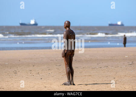 Crosby, Merseyside. Météo britannique. 20e Août, 2019. Gormle Antony a une autre place des statues des hommes de fer sur le bord de la mer. Bien, mais ciel voilé journée à Crosby Beach dunes de sable comme navires arrivent dans le port de Liverpool. Credit : MediaWorldImages/Alamy Live News Banque D'Images