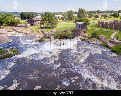 Vue aérienne des chutes de Sioux Falls (Dakota du Sud) et la reine des abeilles Mill. Banque D'Images