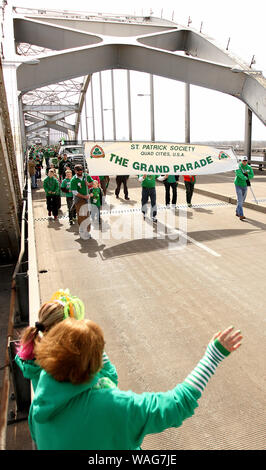 Davenport, Iowa, États-Unis. 14Th Mar, 2015. Un défilé des vagues à l'observateur les participants alors qu'ils franchissent le pont du Centenaire, Samedi, Mars 14, 2015, lors de la 30e assemblée annuelle de la Société de Saint Patrick's Grand Parade, le seul État bi-parade de la Saint-Patrick dans le pays. Crédit : John Schultz/Quad-City Times/ZUMA/Alamy Fil Live News Banque D'Images