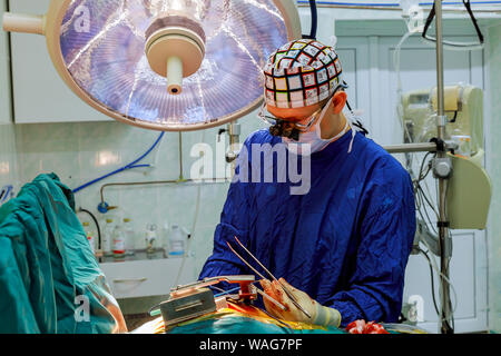 Chirurgiens d'effectuer une opération à coeur ouvert dans les jeunes de l'équipe de chirurgie dans la salle d'opération Banque D'Images