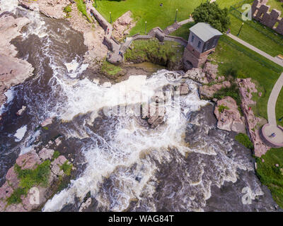 Vue aérienne vers le bas des chutes à Sioux Falls, Dakota du Sud et de la reine des abeilles Mill. Banque D'Images