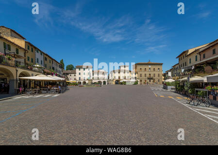 La magnifique place Matteotti en forme triangulaire dans le centre historique de Greve in Chianti, Florence, Toscane, Italie Banque D'Images