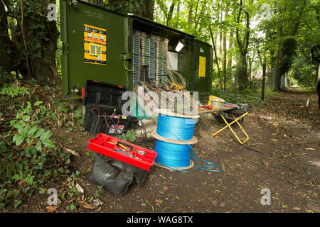 La masse confuse des fils téléphoniques torsadées dans un réseau fort d'être réparée sur le sentier public, présentant un véritable casse-tête, à gauche sur pause thé Banque D'Images