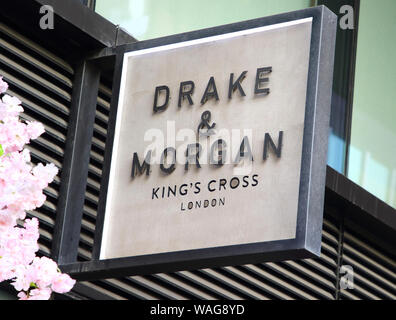 Londres, Royaume-Uni. Août 19, 2019. Bar à cocktails et un restaurant Drake & Morgan dans le récemment élaboré et Pancras Kings Avenue Square de Londres derrière la gare de Kings Cross. Credit : Keith Mayhew SOPA/Images/ZUMA/Alamy Fil Live News Banque D'Images