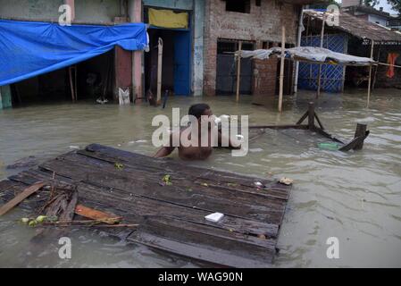 20 août 2019, Allahabad, Uttar Pradesh, Inde : les gens se déplacent dans une zone plus sûre après la localité submergé avec l'eau du fleuve Ganga inondées à Daraganj Prayagraj dans la zone (Allahabad). (Crédit Image : © Prabhat Kumar Verma/Zuma sur le fil) Banque D'Images