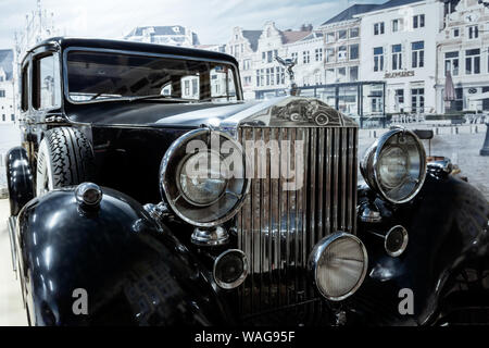 Yekaterinburg, Russie - le 16 janvier 2019 : partie avant d'une voiture de luxe en noir vintage retro car museum, photo monochrome Banque D'Images