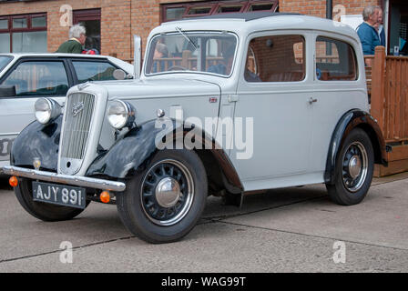 Vintage 1937 Grey & Black British Austin Seven berline deux portes classique historique vétéran côté passagers avant vue côté soleil tissu rétractable Banque D'Images