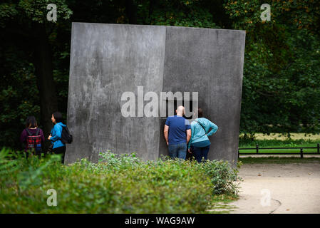 16 août 2019, Berlin, Allemagne : les visiteurs regarder un film avec une scène de baiser à travers une fenêtre au Monument aux homosexuels persécutés sous le national-socialisme. (Crédit Image : © Omar Marques/SOPA des images à l'aide de Zuma sur le fil) Banque D'Images