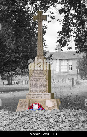 Monument commémoratif de guerre à Tilshead cimetière de St Thomas Becket une église à Tilshead, près de Salisbury, Wiltshire, Royaume-Uni en août en monochrome avec color popping Banque D'Images