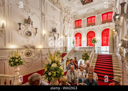 Escaliers moquette rouge dans le hall d'entrée à l'intérieur de Catherines Palace, St Petersbourg, Russie le 22 juillet 2019 Banque D'Images