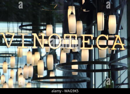 Londres, Royaume-Uni. Août 19, 2019. Dans le restaurant La Vinoteca développé récemment et Pancras Kings Avenue Square de Londres derrière la gare de Kings Cross. Credit : Keith Mayhew SOPA/Images/ZUMA/Alamy Fil Live News Banque D'Images
