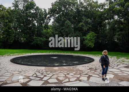 Berlin, Allemagne. Août 16, 2019. Les visiteurs du Mémorial pour les victimes Roms et Sinti d'Europe assassinés sous le national-socialisme à côté de l'édifice du Parlement de l'Allemagne. Le mémorial a été conçu par Dani Karavan. Credit : Omar Marques/SOPA Images/ZUMA/Alamy Fil Live News Banque D'Images